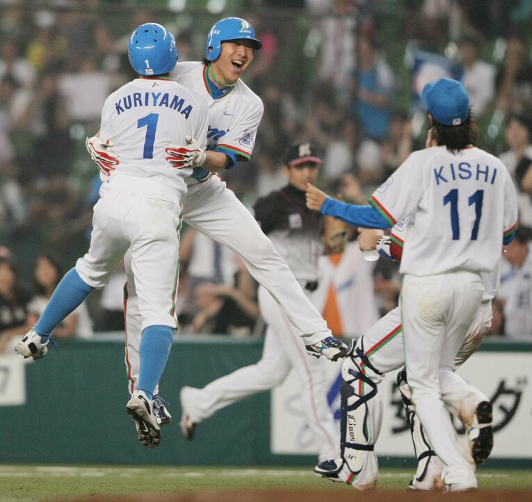 2009年8月、9回、サヨナラの内野安打を放ち、飛び上がって喜ぶ上本と栗山　©JIJI PRESS
