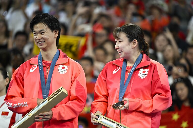 パリ五輪で銅メダルを獲得した渡辺・東野　©Asami Enomoto/JMPA