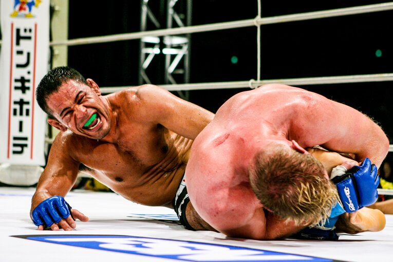 ジョシュの足関節に苦悶の表情を浮かべるノゲイラ