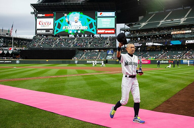 9月14日、シアトルでマリナーズの特別功労賞「フランチャイズ・アチームメント賞」を受賞したイチローさん。 ／ photograph by Getty Images