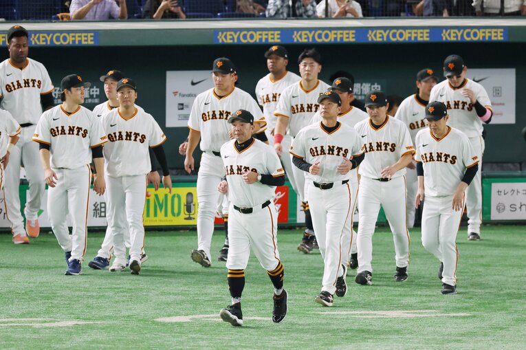 日本シリーズ進出を逃し、ファンにあいさつに向かう阿部慎之助監督と巨人ナイン　©︎JIJI PRESS