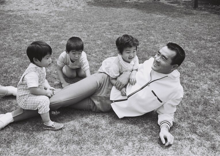 長嶋茂雄と子どもたち　　©BUNGEISHUNJU