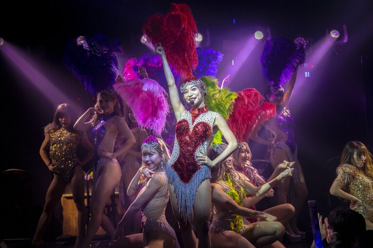 圧倒的な歌唱力で存在感を放ち、バーレスク東京のリーダーも務めるMiiさん