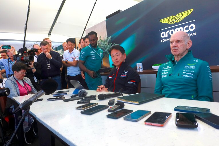 会見に臨むニューウェイ代表（右）と渡辺社長　©Masahiro Owari