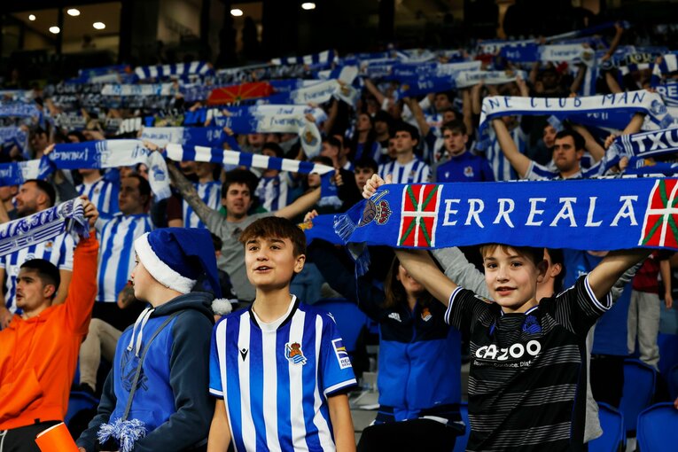 「TAKE 14」ユニ少年の期待に応えて…前髪イメチェン久保建英のW杯後ソシエダ初戦「ゴールへの気迫＋守備」を撮った〈写真多数〉(37)