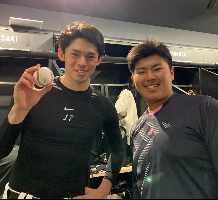 完全試合を達成した日のロッカールームで　©Chiba Lotte Marines