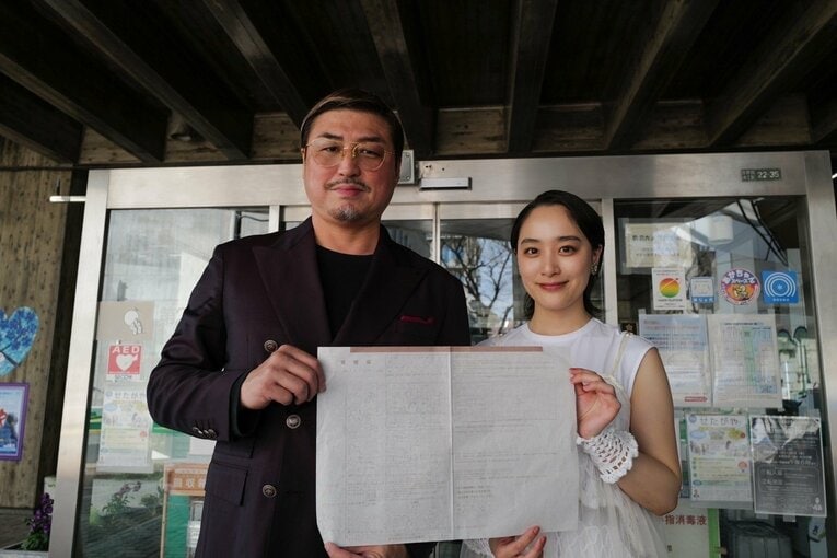 美佳子夫人（右）と写真に収まる大嶋宏成（本人提供）