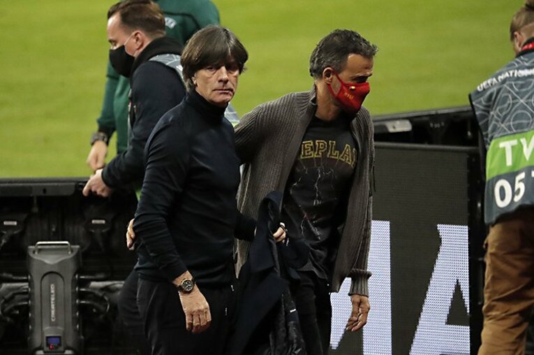 試合後、肩を落とすレーブ監督