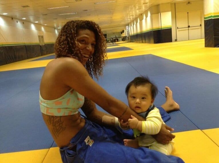 子供とじゃれる、ラファエラ・シルバ©Yuko Fujii