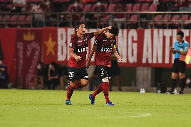 試合終了後、ポンポンと内田の頭を叩いた遠藤　Ⓒ Itaru Chiba