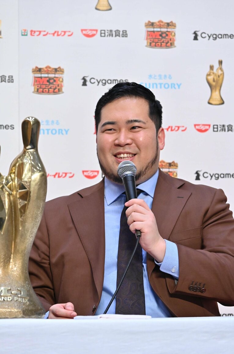 令和ロマン・松井ケムリ（31歳）。優勝会見でもくるまをフォロー　©M-1グランプリ事務局