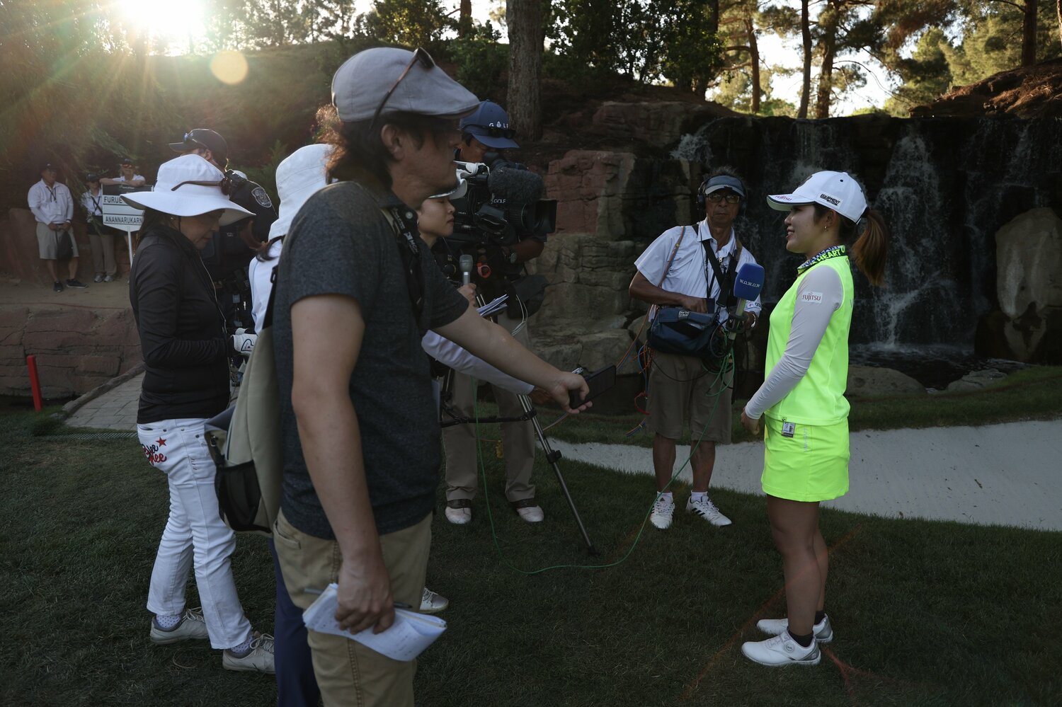 大会終了後、報道陣に囲まれる古江彩佳　©︎Getty Images