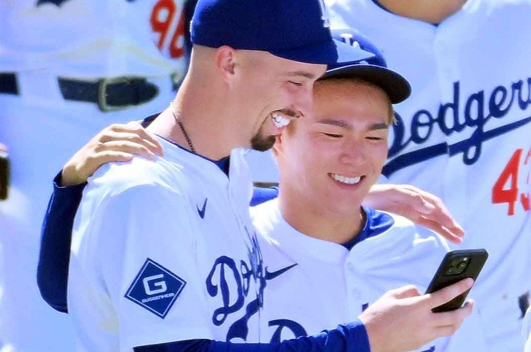「おかしな2人だ」ドジャース山本由伸27歳とスネル32歳の“親密な関係”、米メディアが報じた「2人は朝食を一緒に食べる仲」捕手スミスは「2人が味方で良かった」＜Number Web＞ photograph by JIJI PRESS