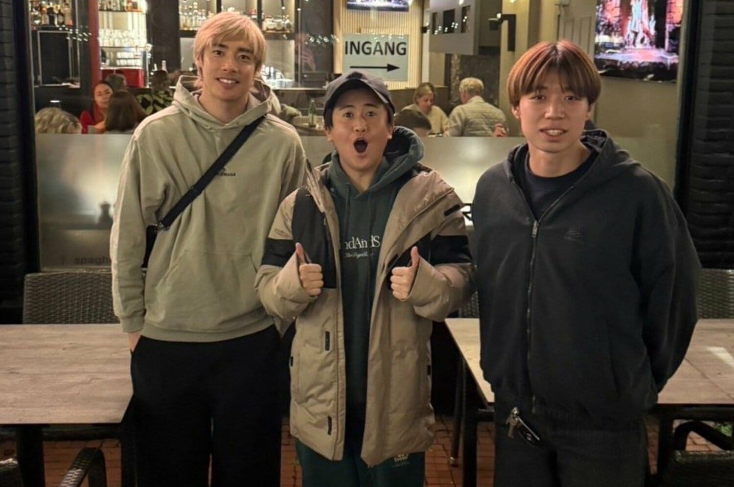 欧州旅では日本代表・伊東純也(左)と食事する機会に恵まれた(写真=本人提供)