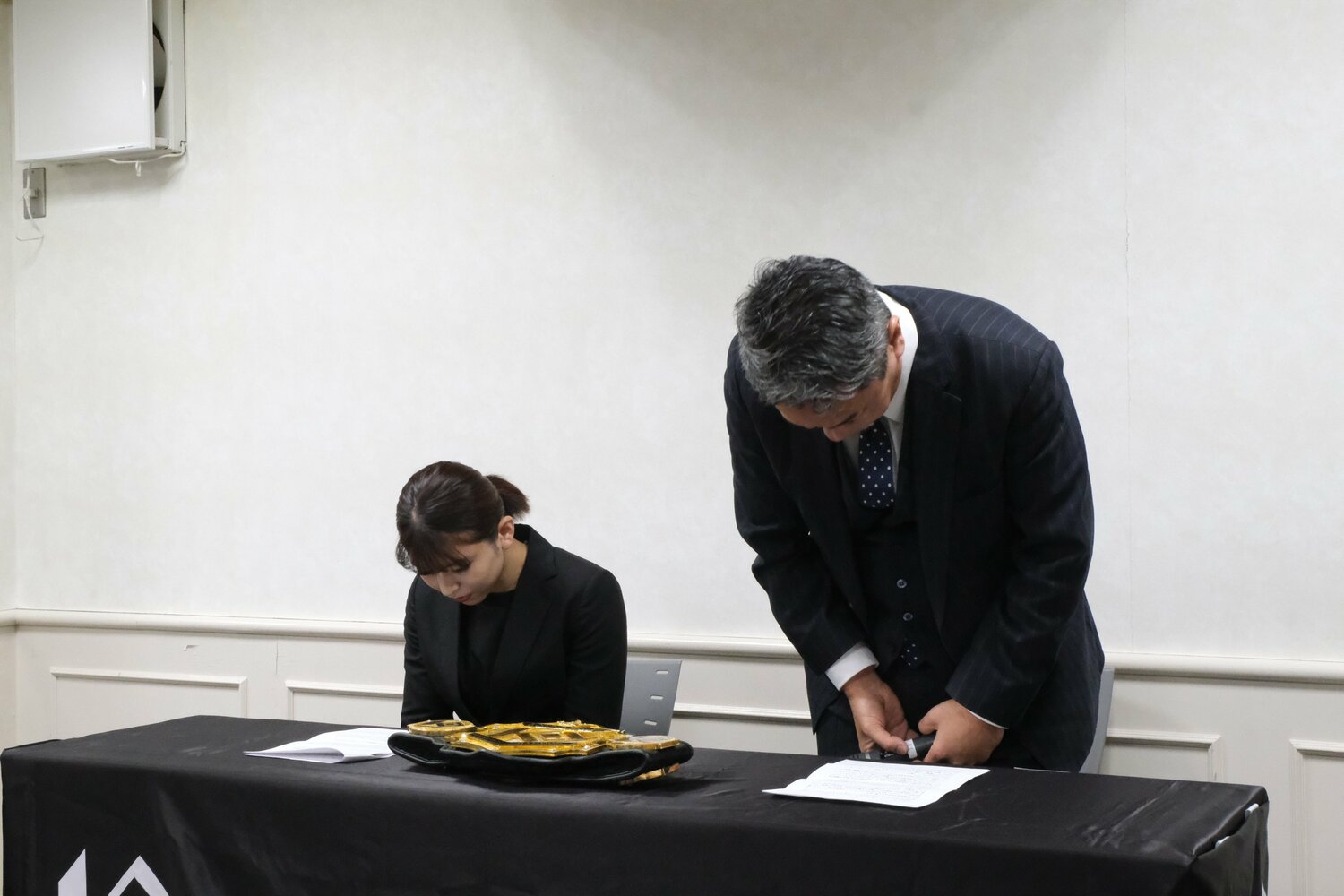 所属団体の宮田プロデューサーとともに頭を下げるぱんちゃん璃奈