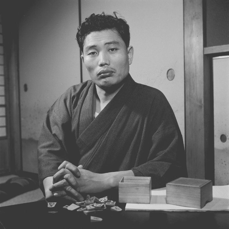 升田幸三も大山康晴との名人戦で時間切れ負けを経験した（1952年撮影）　©BUNGEISHUNJU