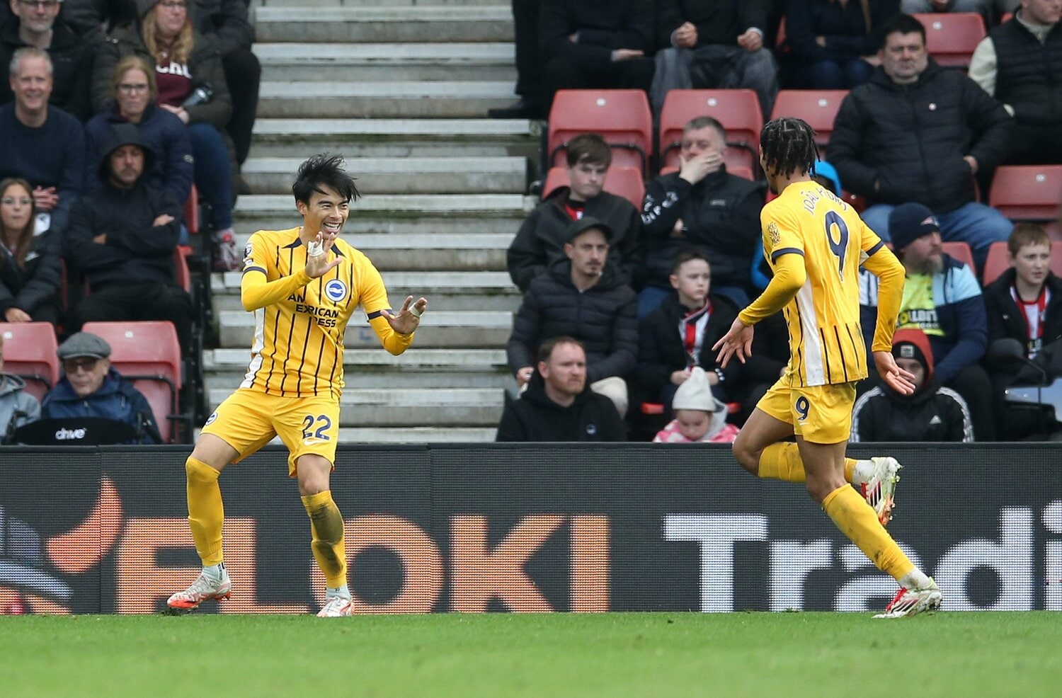 三笘薫の今季7得点目。アシストしたジョアン・ペドロが三笘に駆け寄る 【ゴール4枚目/全5枚】 ©Getty Images