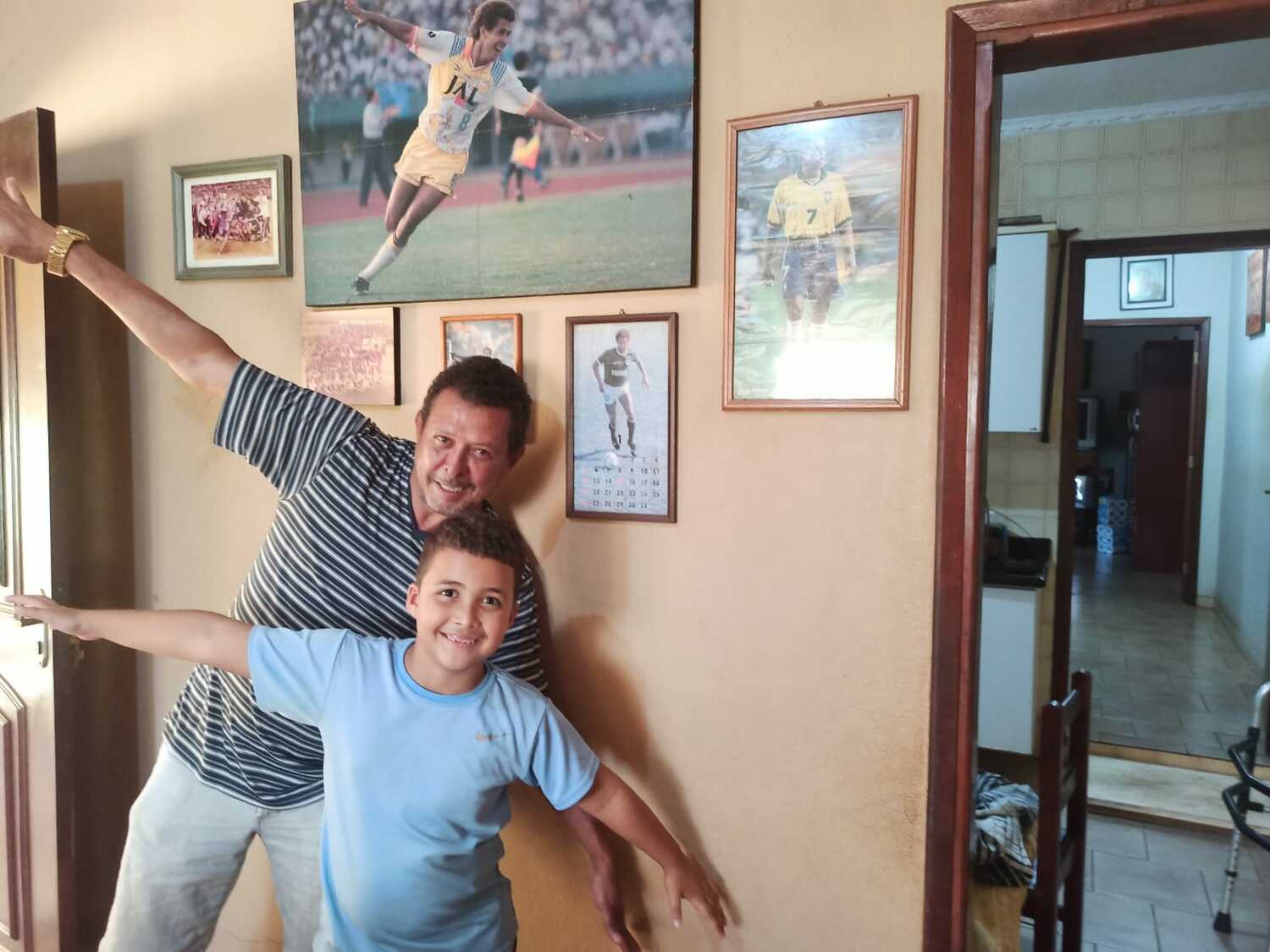 孫のロレンゾくん(7)とともに飛行機ポーズ ©Hiroaki Sawada