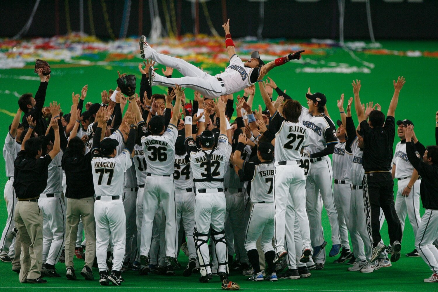 2006年日本シリーズで胴上げされる新庄　©Naoya Sanuki