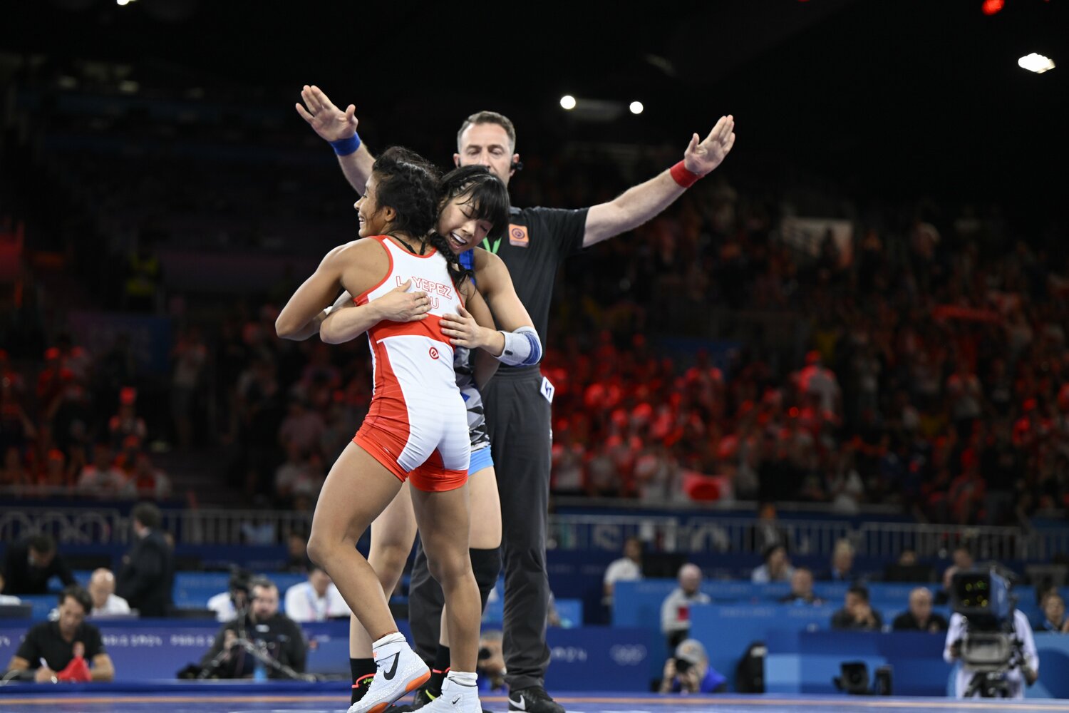 試合を終え、健闘を称え合う藤波朱理とジェペスグスマン　©Asami Enomoto/JMPA