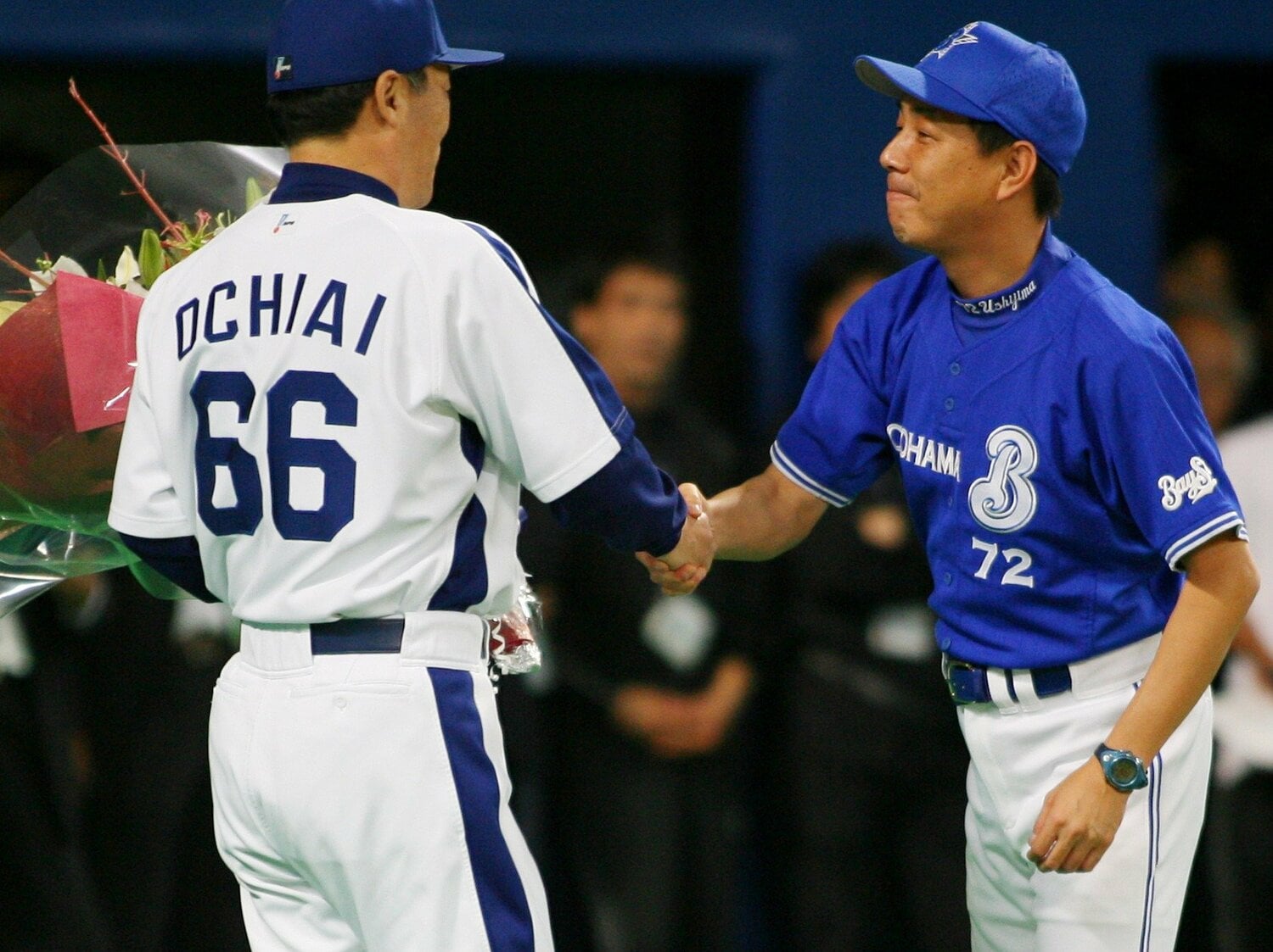 2006年、横浜の監督を退任する牛島は、当時中日監督だった落合から花束を受け取る。その胸中は……　©JIJI PRESS