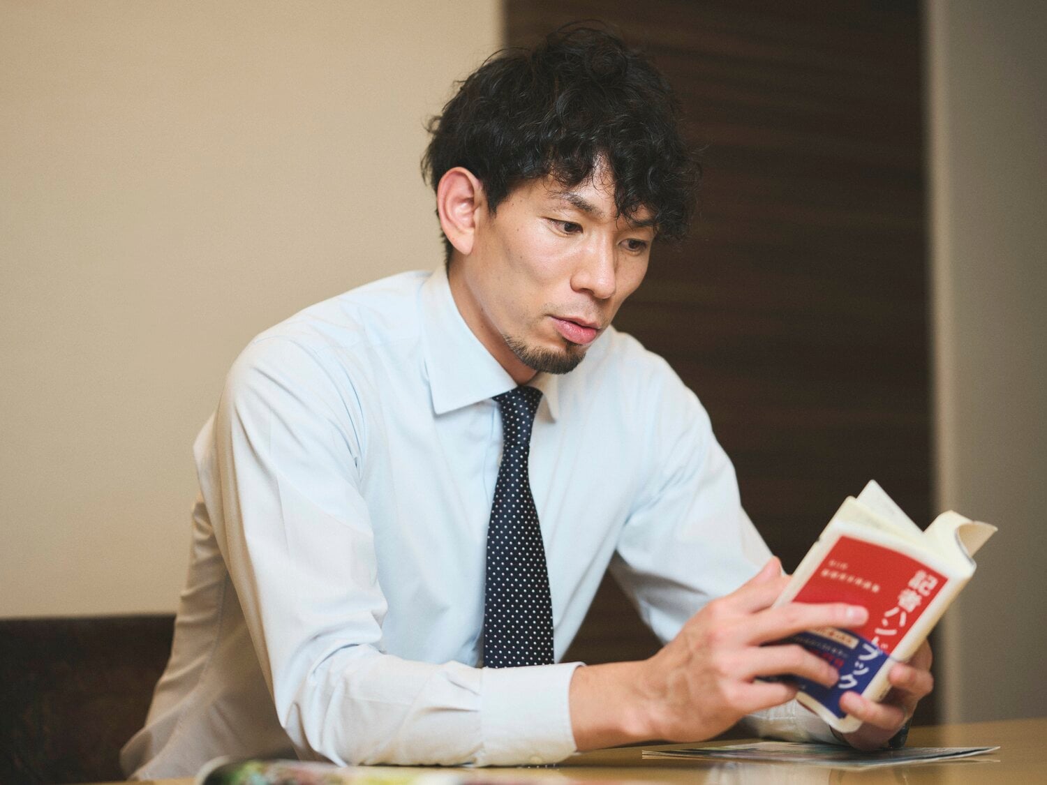 バッグには記者ハンドブックが。慣れない作業だが、基本に忠実に向き合っている ©︎Yuki Suenaga