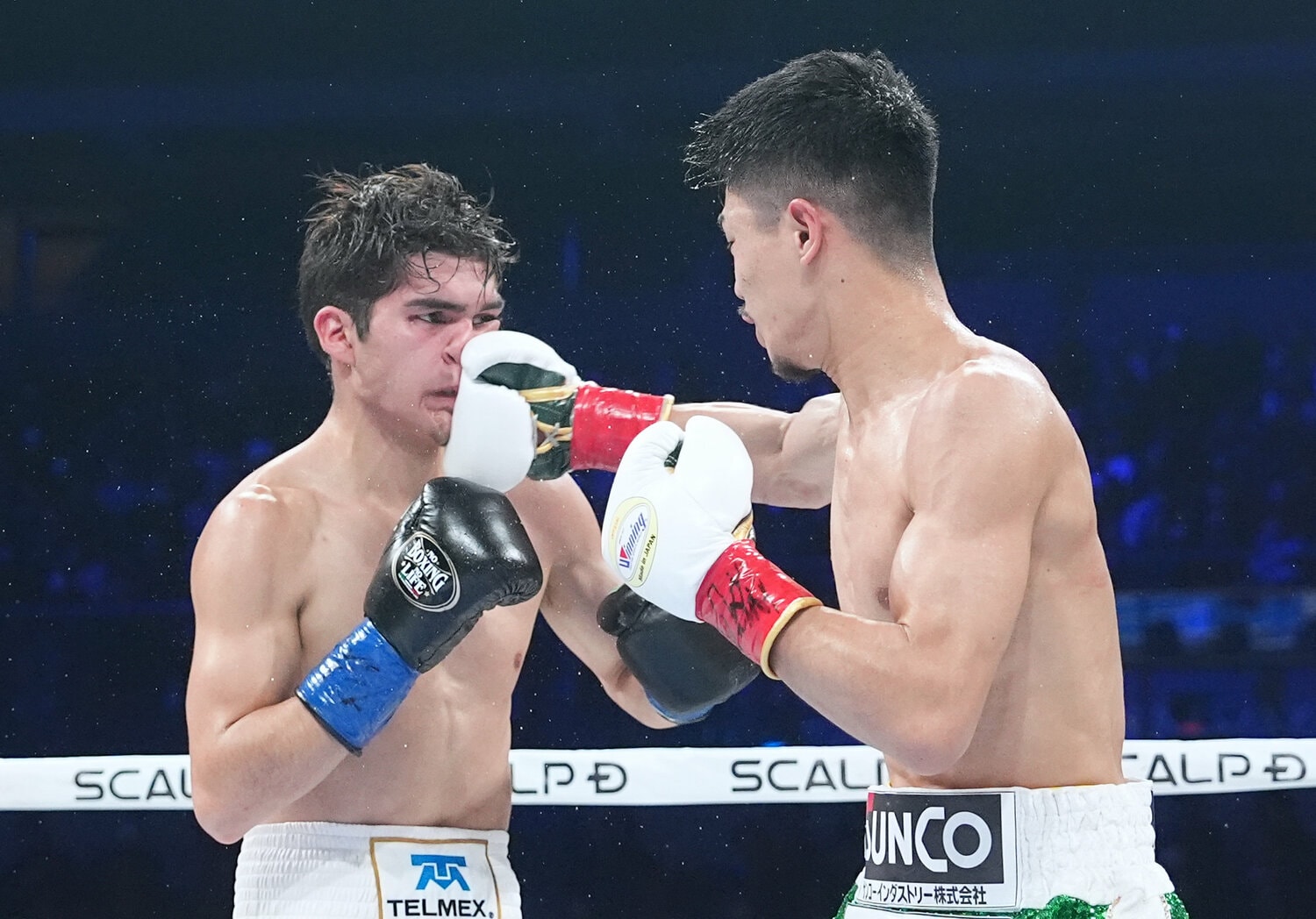 3ラウンド、中谷潤人の右フックがクエジャルの顔をとらえた瞬間の連続写真（1枚目） ©Naoki Fukuda