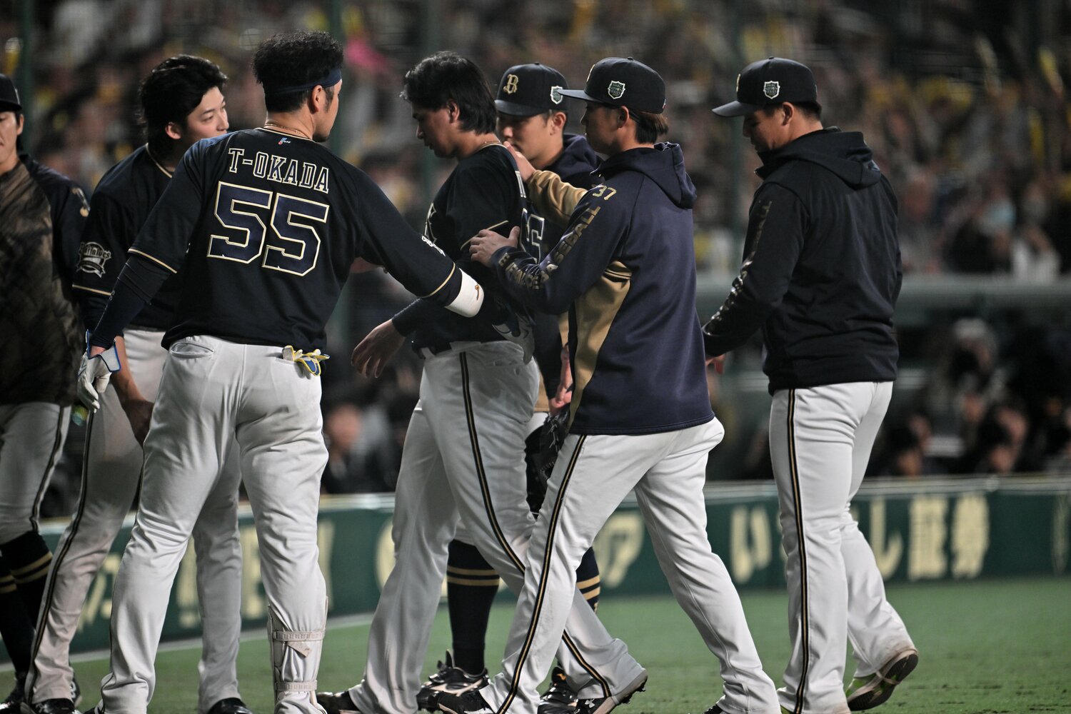 降板する宇田川を三塁側ベンチ前で出迎える仲間たち。チームワークの良さが伝わる光景だった ©Hideki Sugiyama