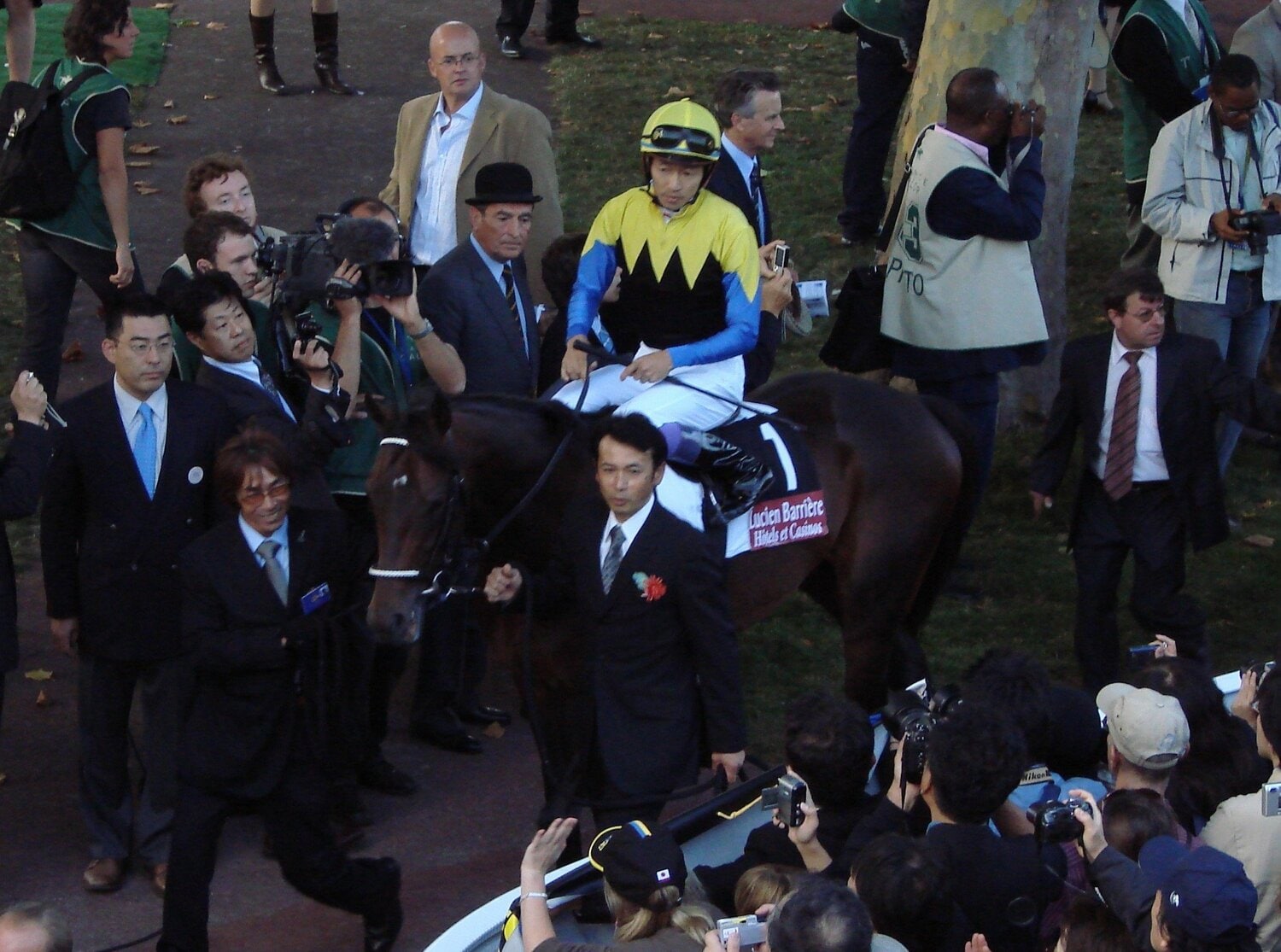 06年凱旋門賞出走時のディープインパクト　©Satoshi Hiramatsu