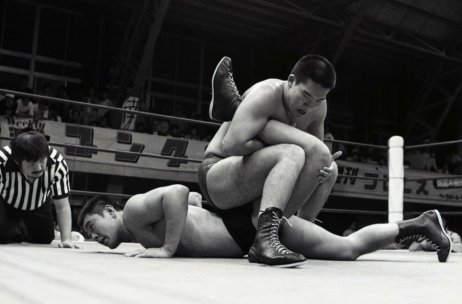 1984年10月5日、デビュー戦で武藤敬司(下)に逆片エビ固めを仕掛ける蝶野正洋 ©︎東京スポーツ新聞社