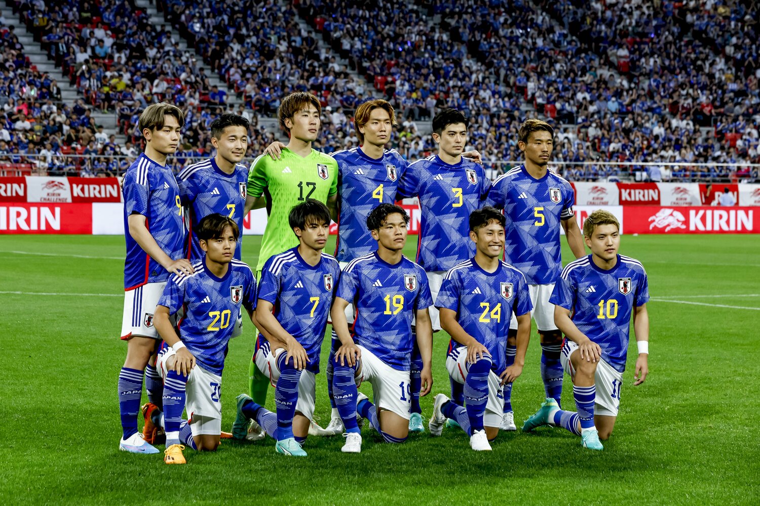 6月15日、代表のスタメンに初めて名を連ねた森下（前列右から2番目）　©Kiichi Matsumoto