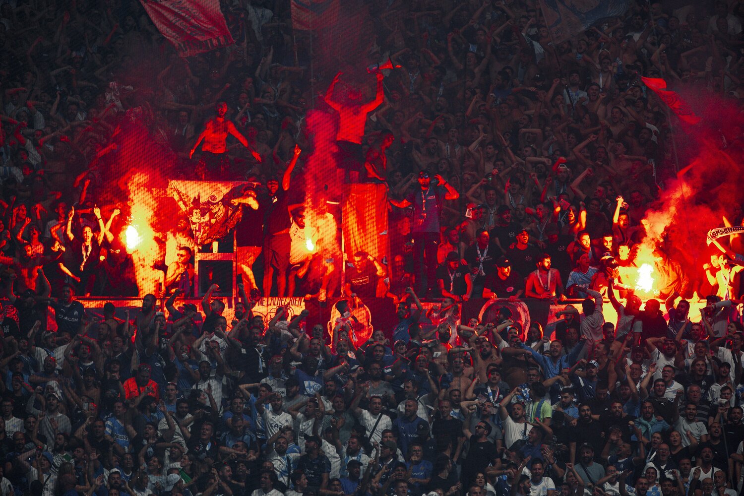 後半、発煙筒をたくマルセイユサポーター ©Kiichi Matsumoto