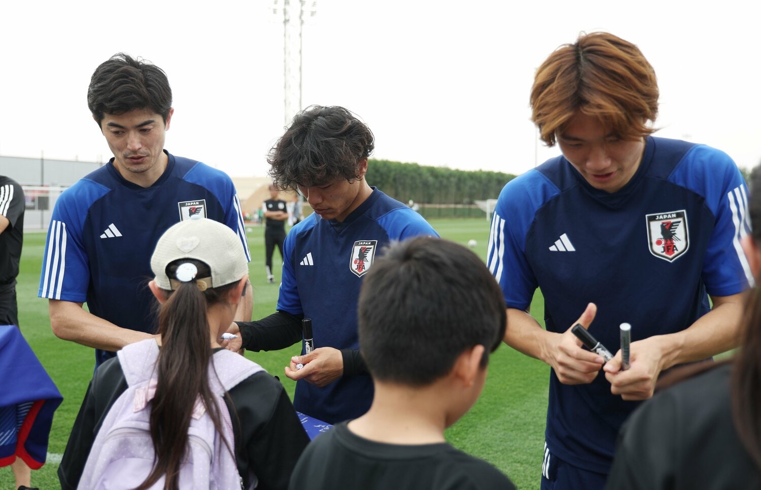 ナイスガイで知られる板倉（右）はアジア杯期間中、現地日本人学校の生徒のサインにも快く応じていた　©JIJI PRESS