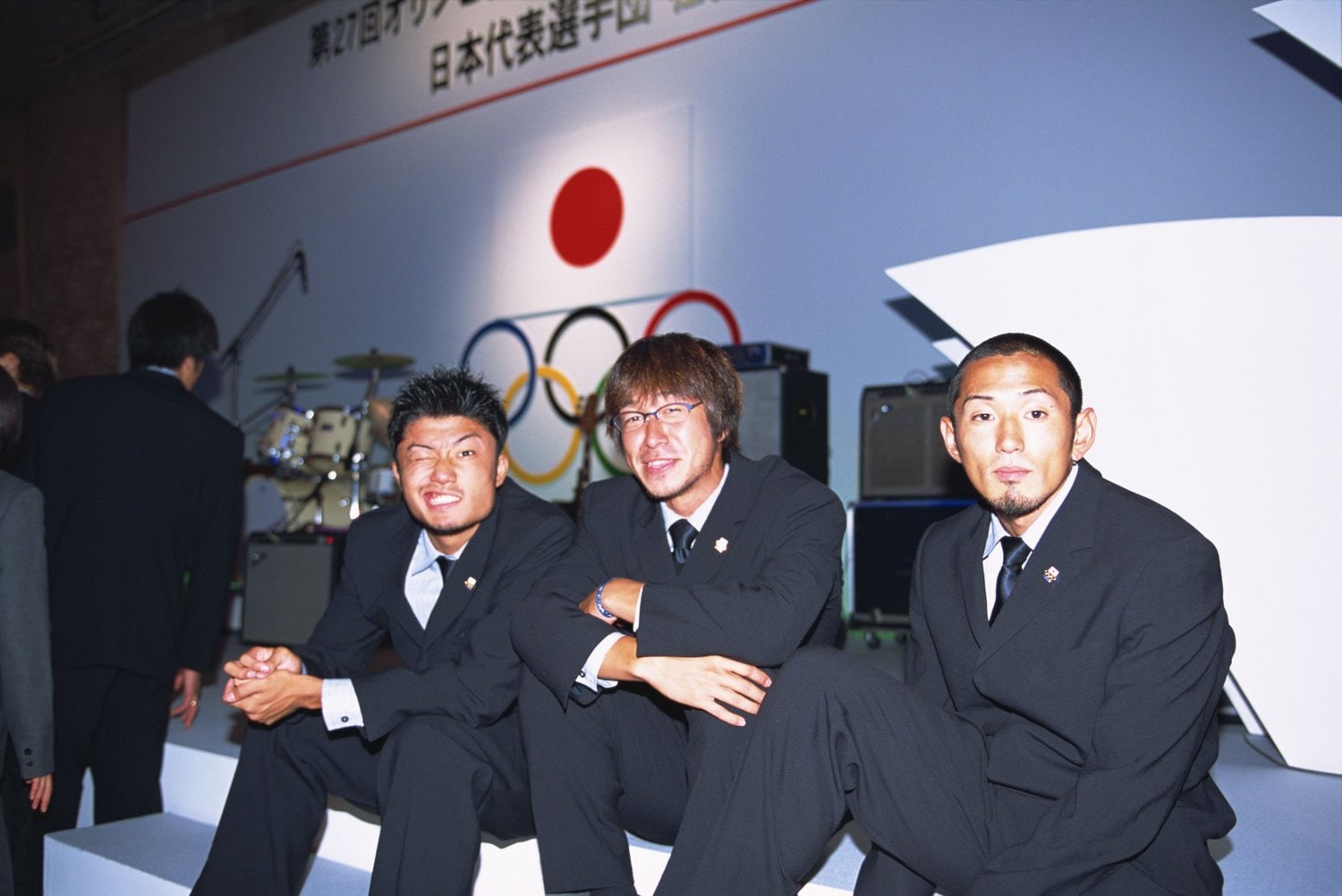 00年シドニー五輪の選手団結団式、左から末續慎吾、川畑伸吾、為末　©AFLO