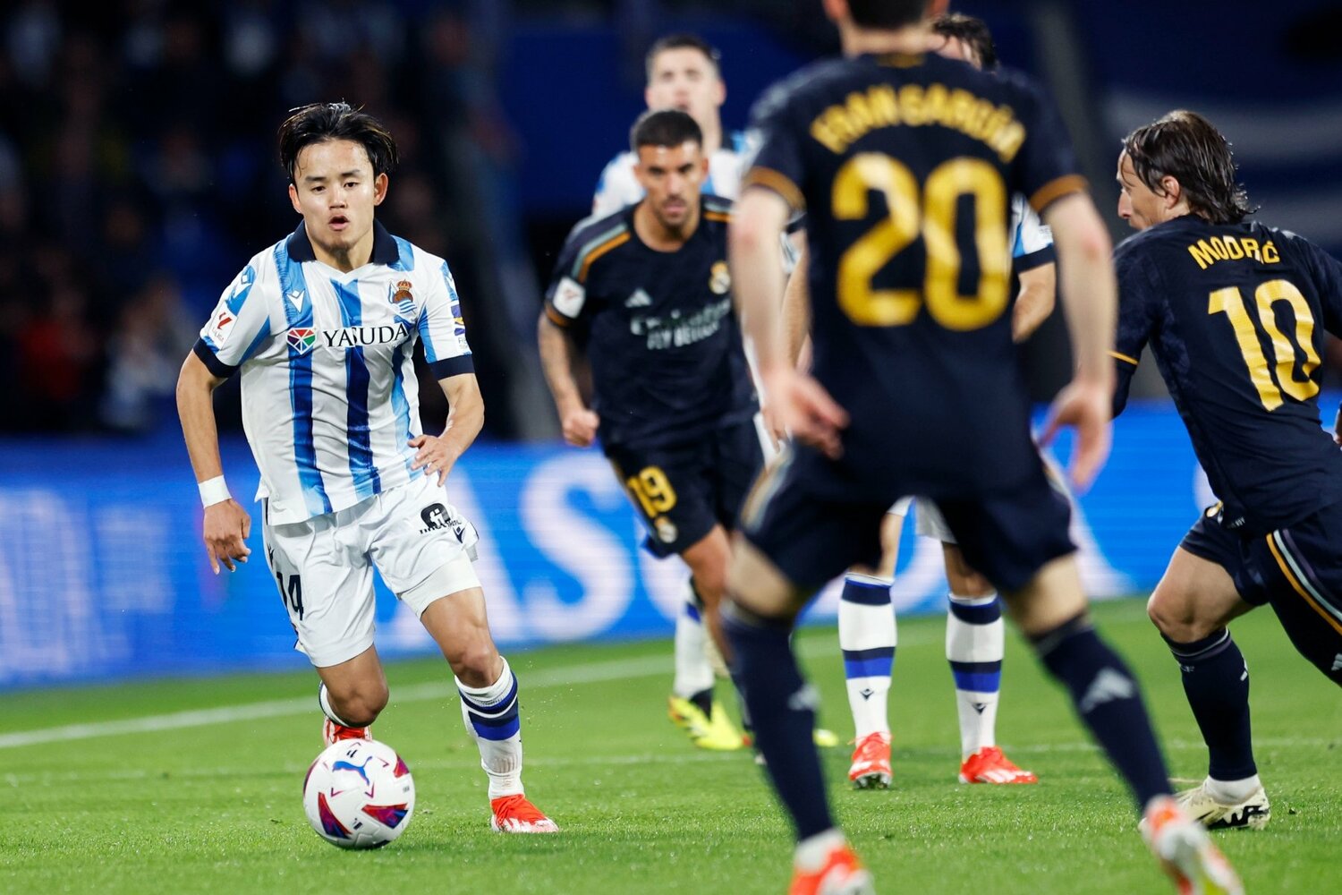 久保には、前後、内側からもマークがついた