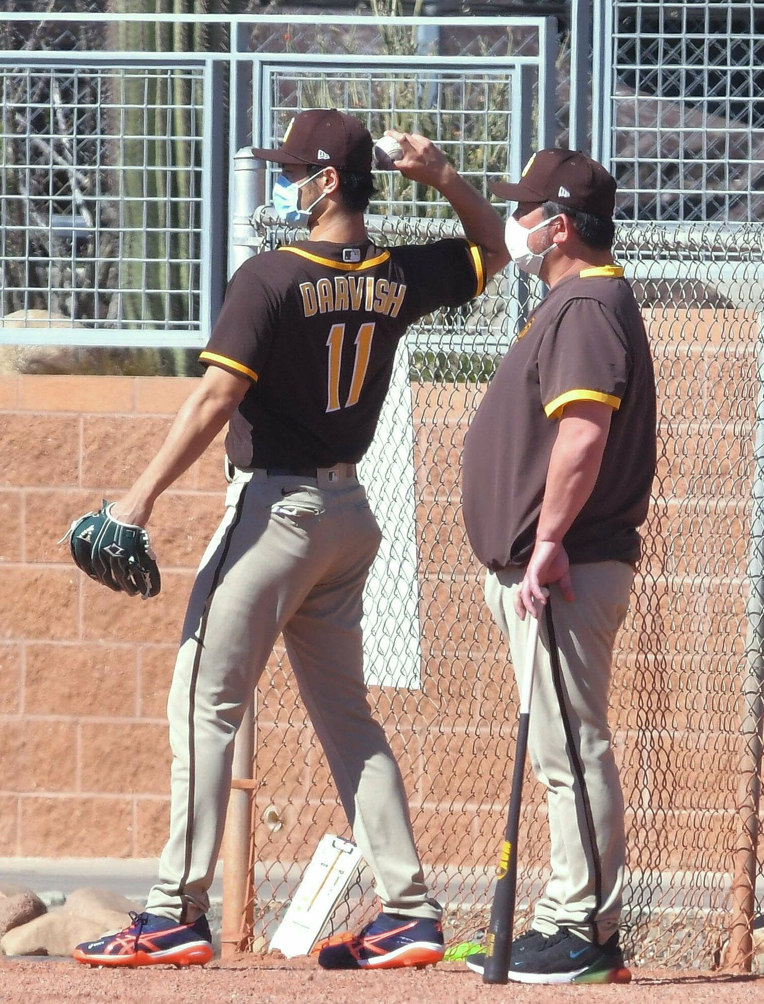 2021年撮影のダルビッシュと野茂。野茂は現在パドレスのアドバイザーとしてかかわっている ©JIJI PRESS