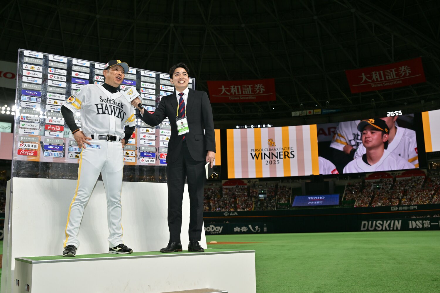 小久保監督がお立ち台で呼び掛けると、照れた川瀬が映し出された ©Hideki Sugiyama