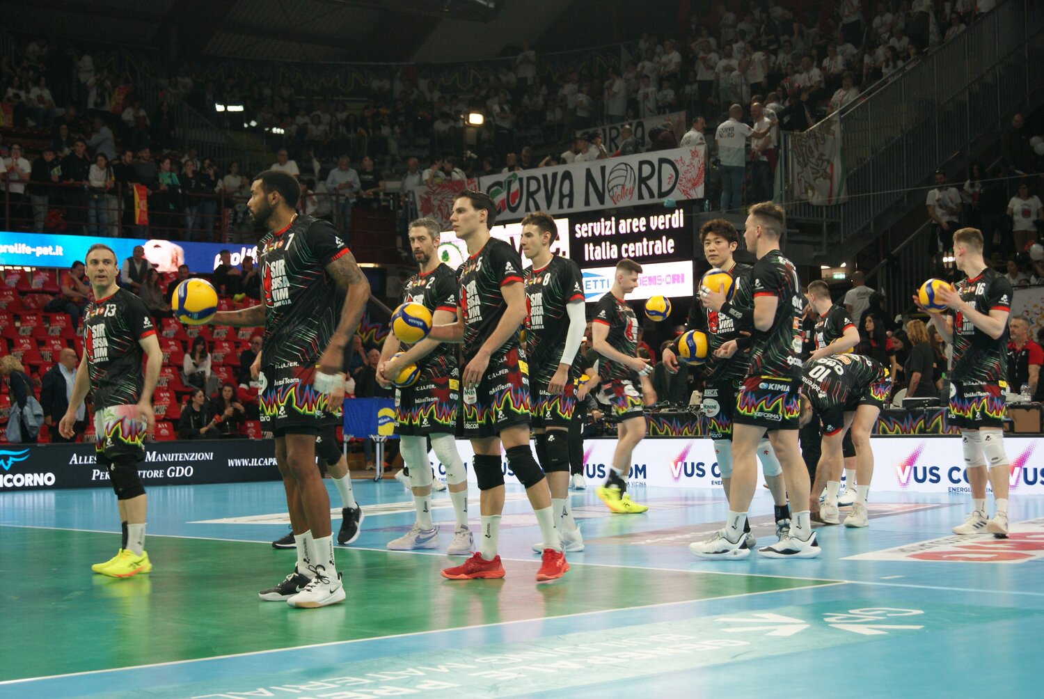 運命の第5戦を前にウォーミングアップする石川祐希らペルージャの選手たち　©︎Takashi Yuge