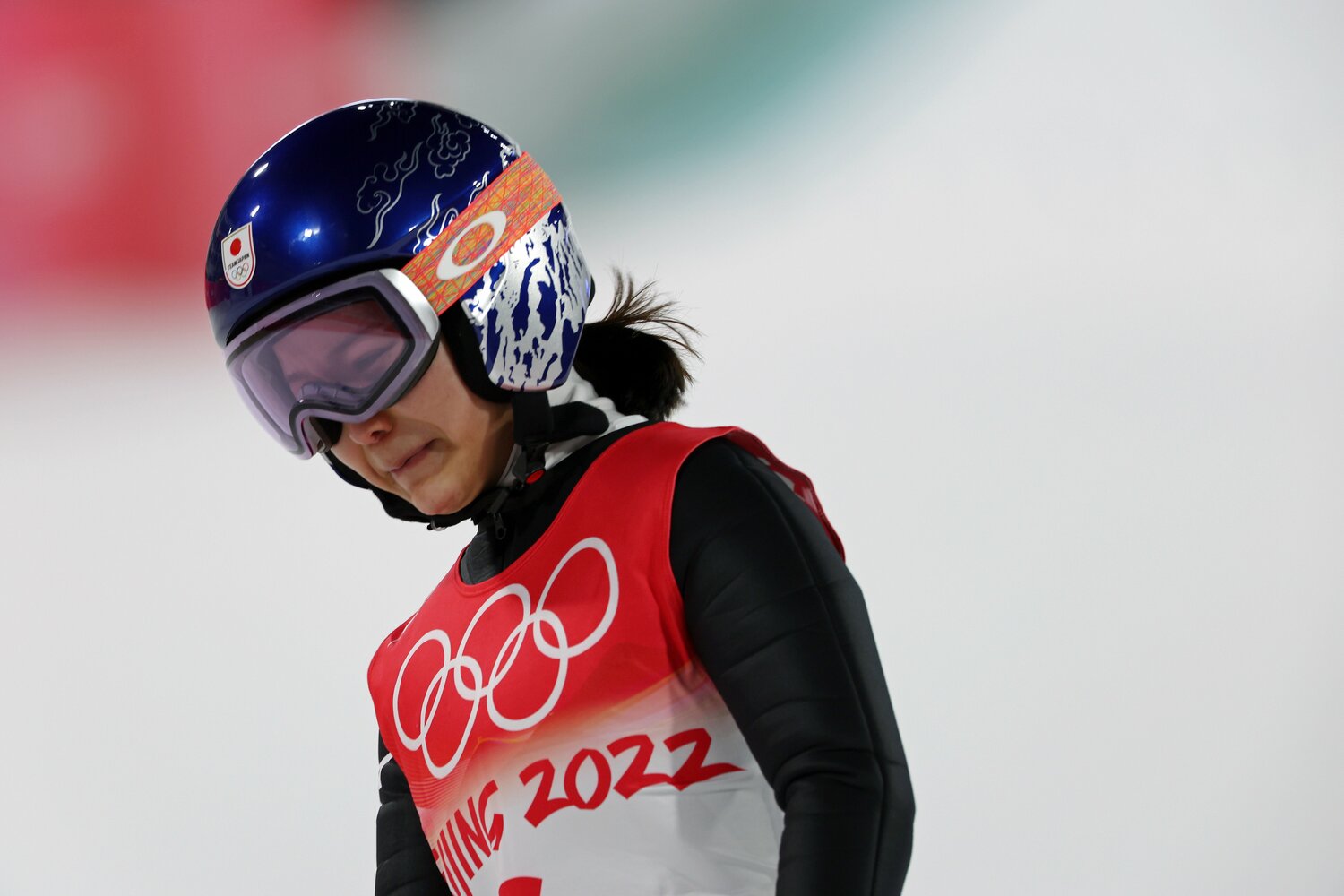 ジャンプ混合団体２回目の飛躍を終えた高梨沙羅の表情　©JIJI PRESS