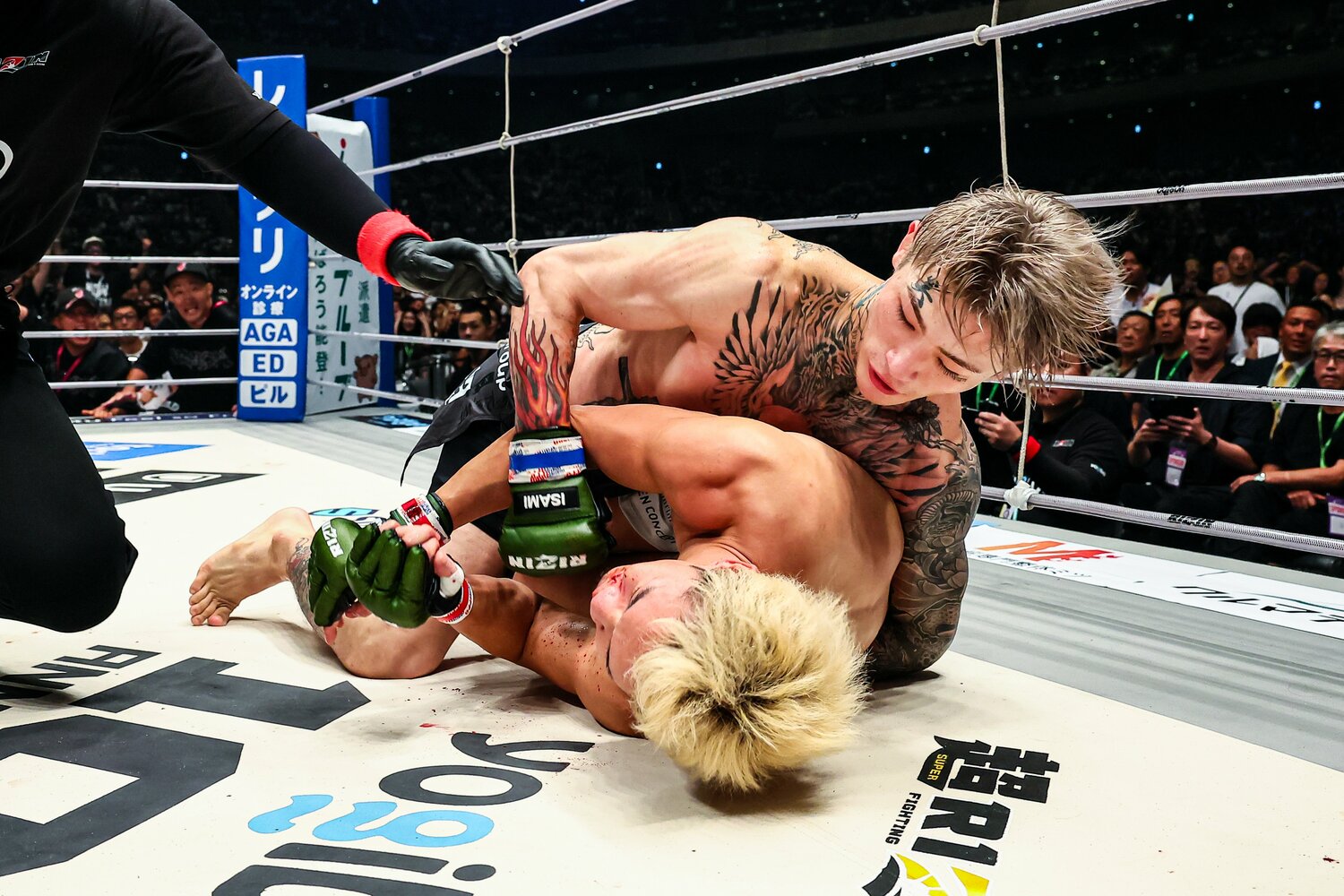 ダウンした朝倉未来にパウンドを連打する平本蓮。とっさにレフェリーが試合を止めた　©RIZIN FF Susumu Nagao