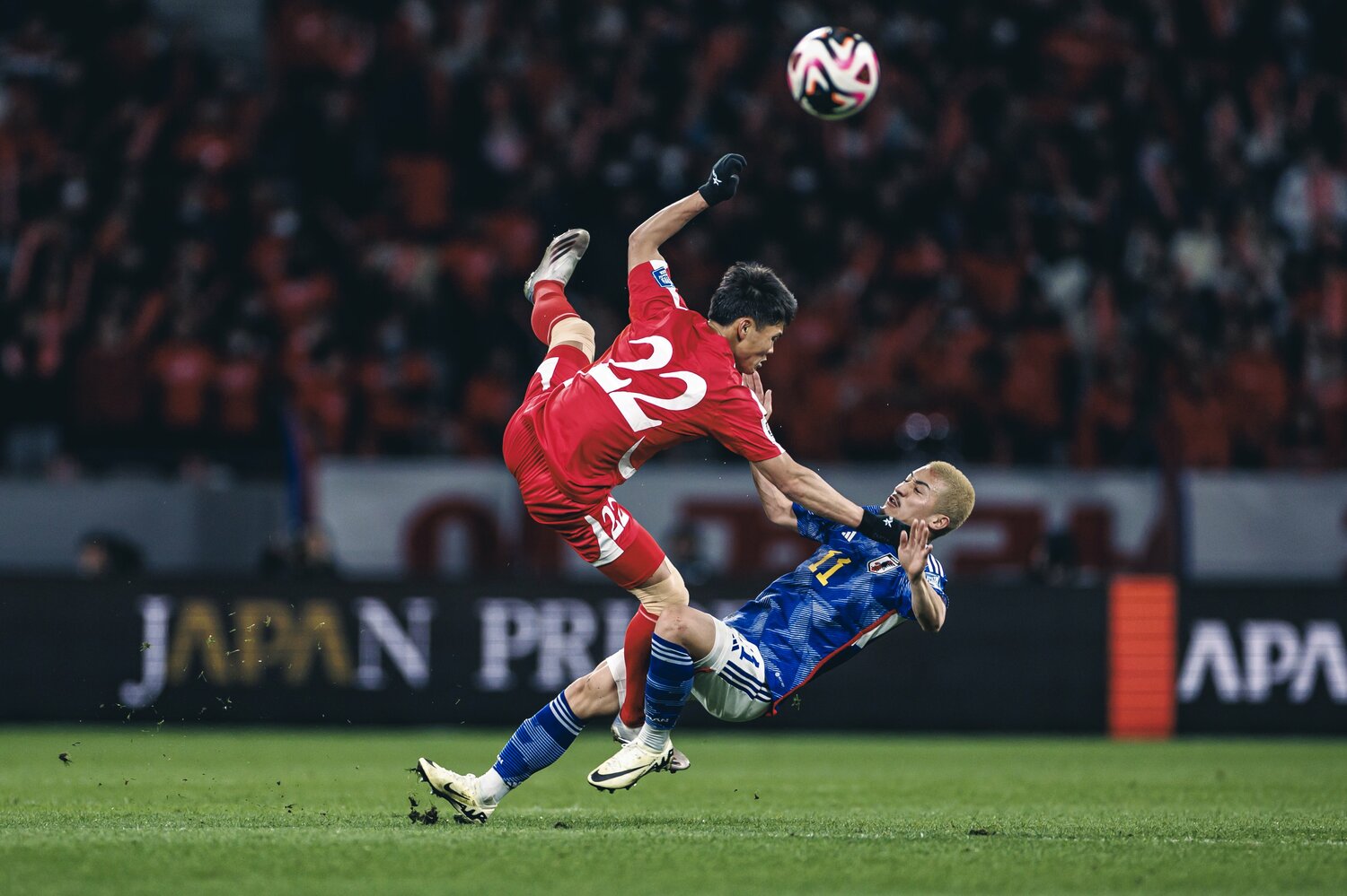 北朝鮮のハードマークを受けた場面もあったが、前田大然の鬼プレスは相手にダメージを与えていた　©Kiichi Matsumoto