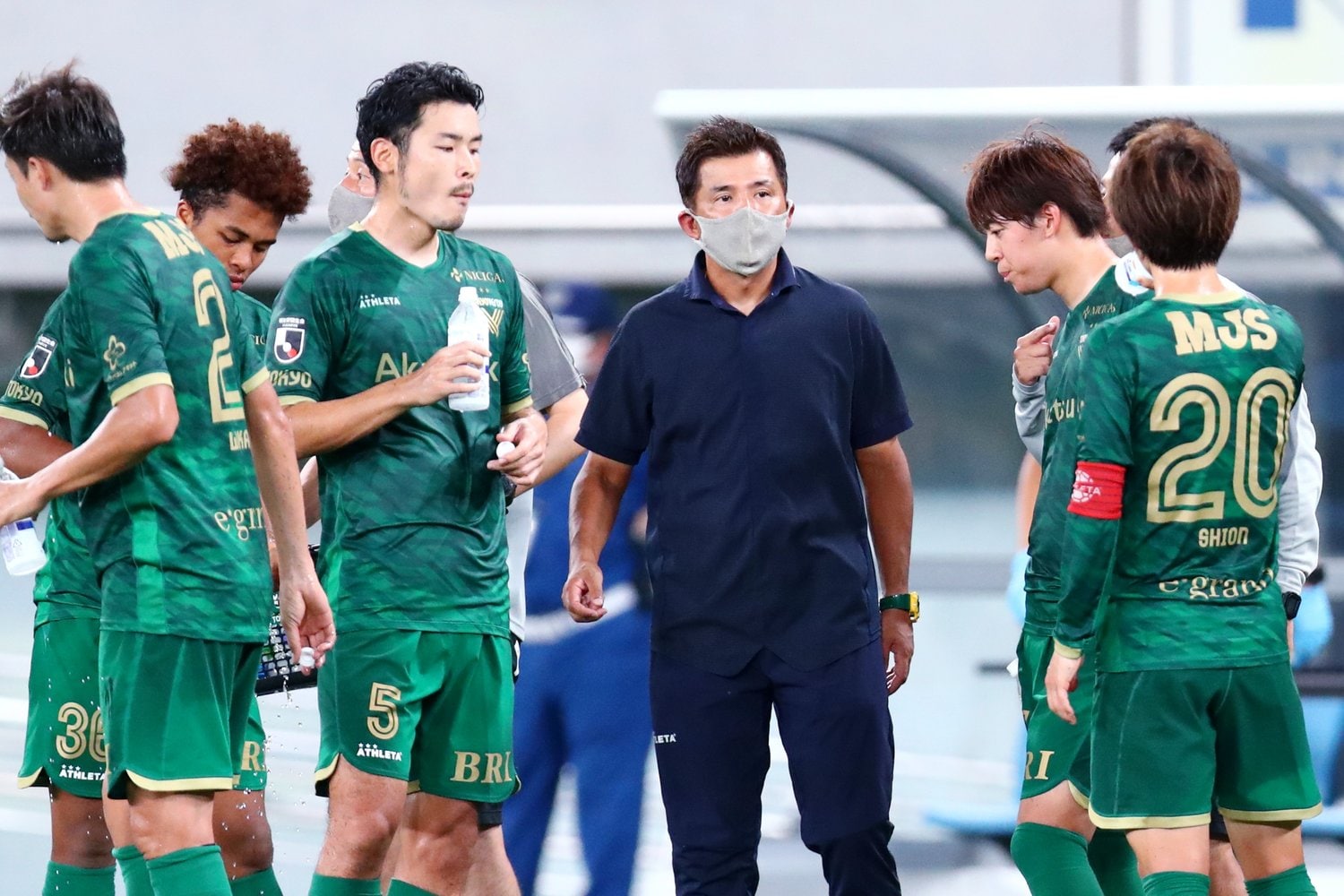 永井監督の指示を聞く東京V時代の井上（背番号20）©Naoki Nishimura/AFLO SPORT