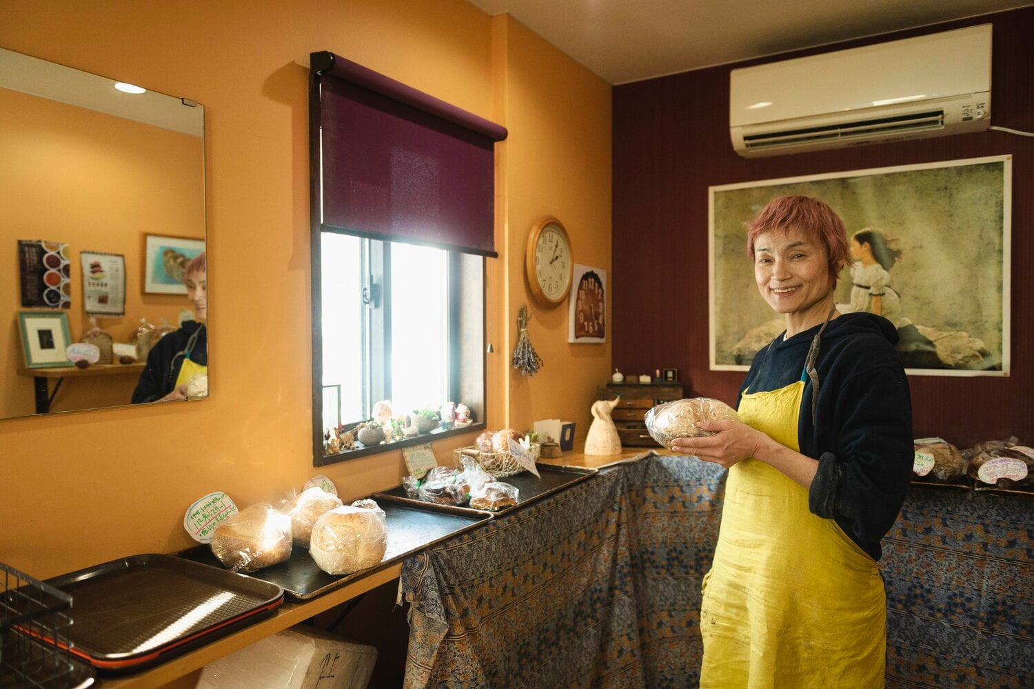 自身が営むパン店にて撮影　©Wataru Sato