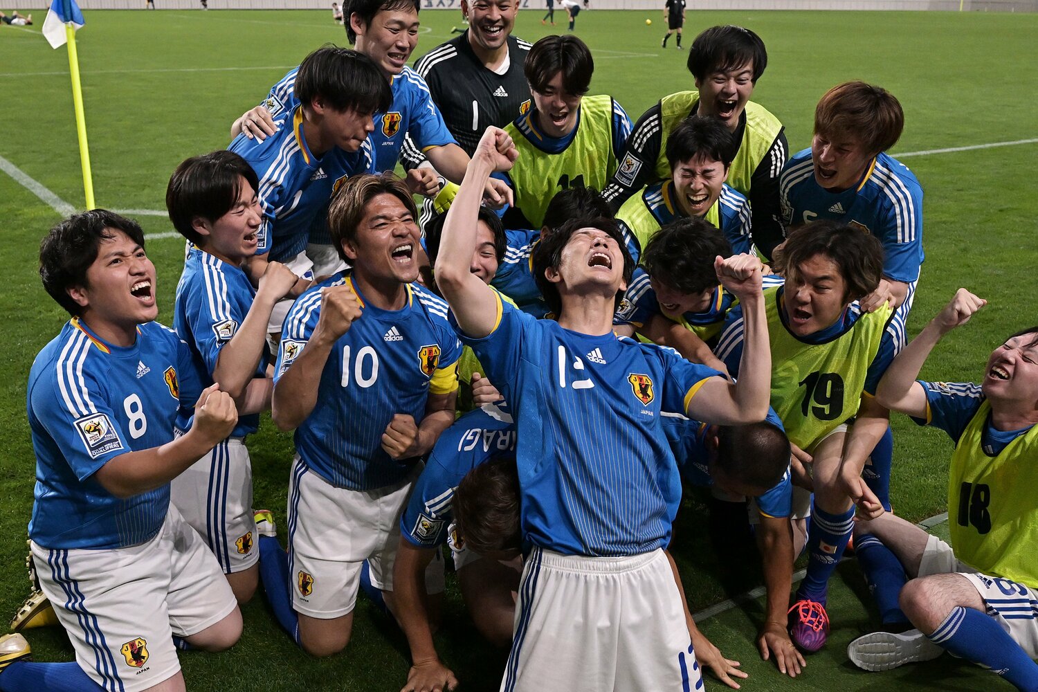 『オールドルーキー』の主人公・新町（綾野剛）の絶望も描きながら、それを中和する構成で視聴者を離さない　©TBS