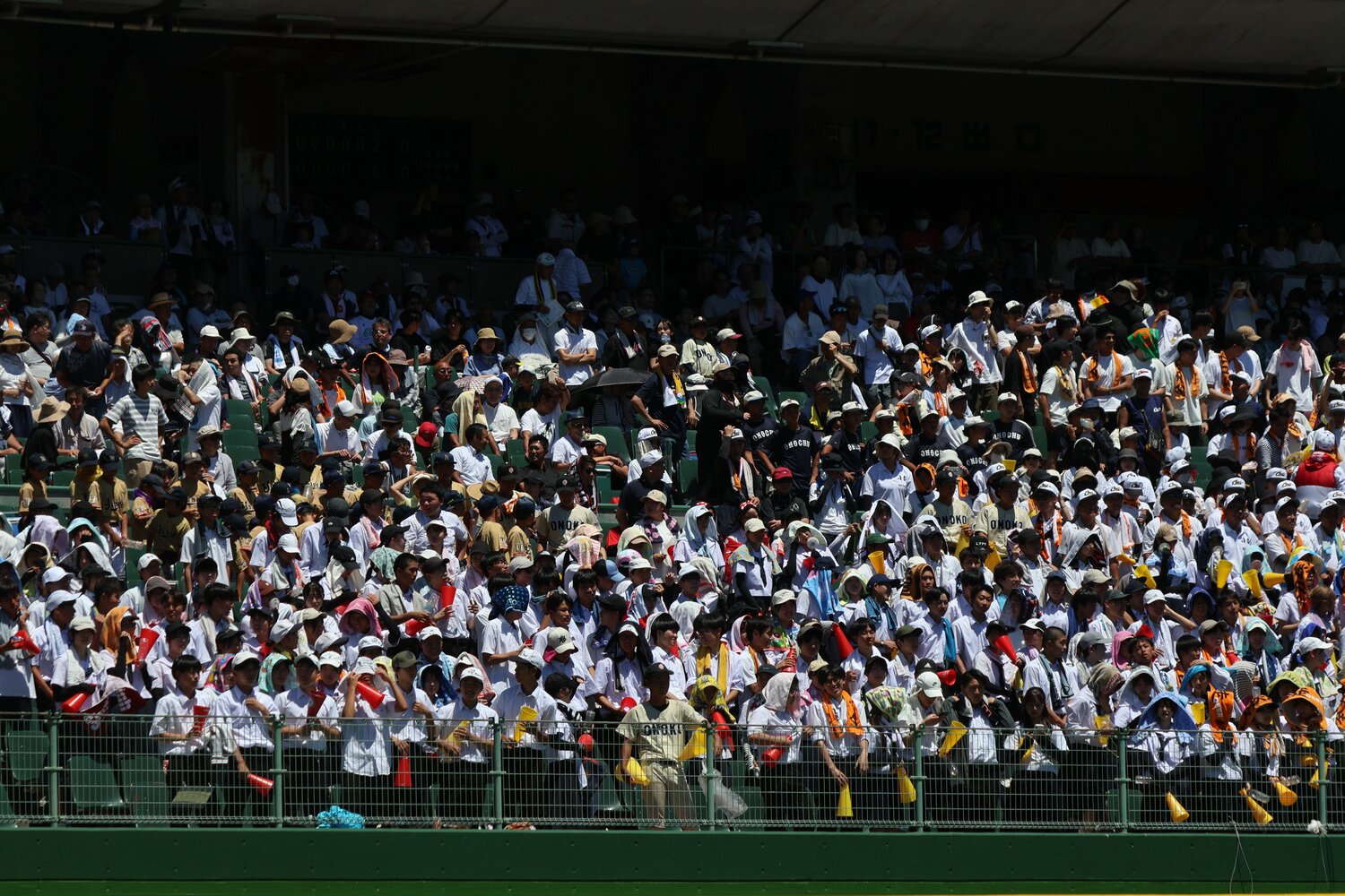 準決勝の東洋大姫路との一戦には、スタンドを埋め尽くす小野高の応援団が　©︎Fumi Sawai