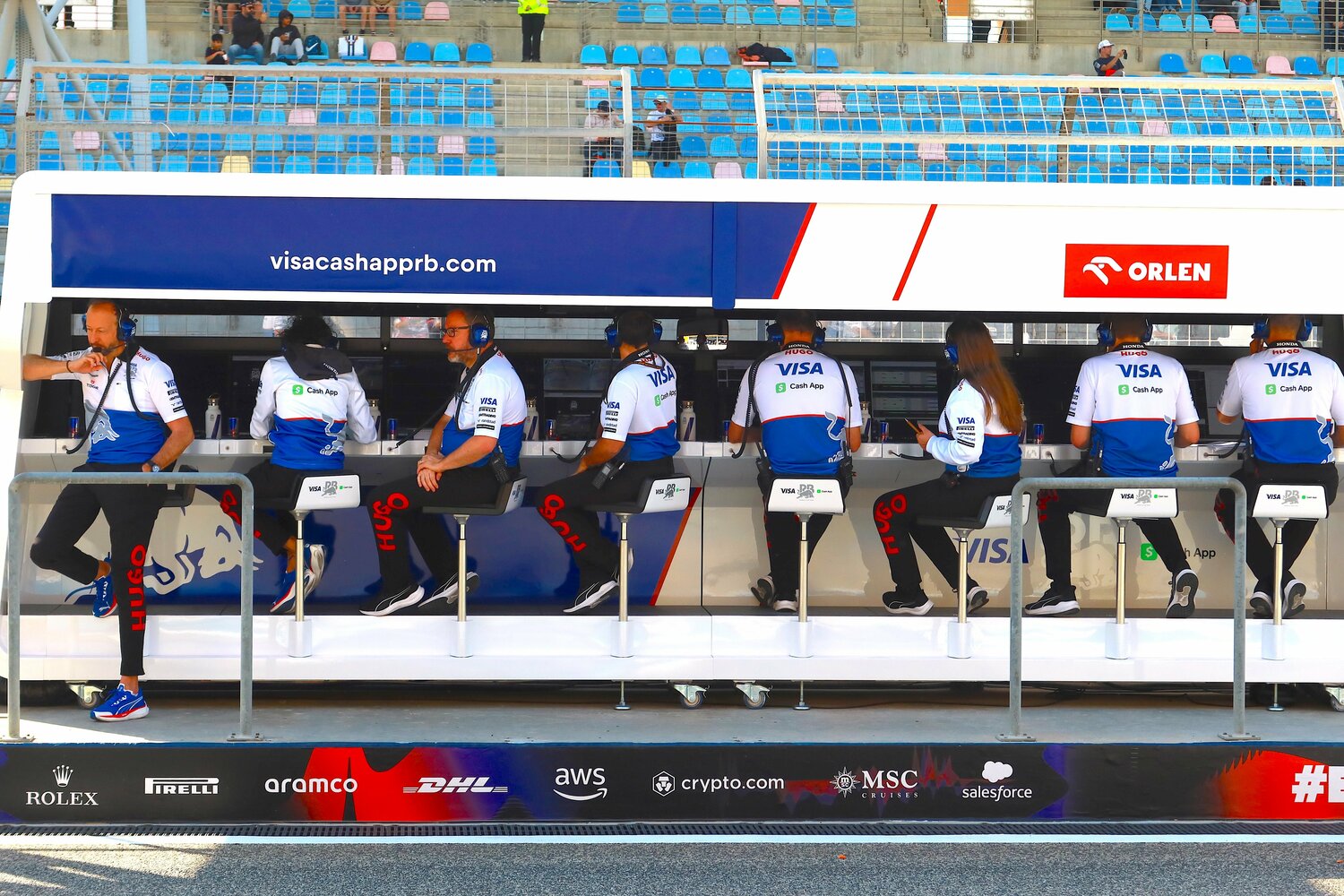 ビザ・キャッシュアップRBのピットウォール・スタンド。チーム首脳は戦略を妥当性とするコメントを残したが……　©Masahiro Owari