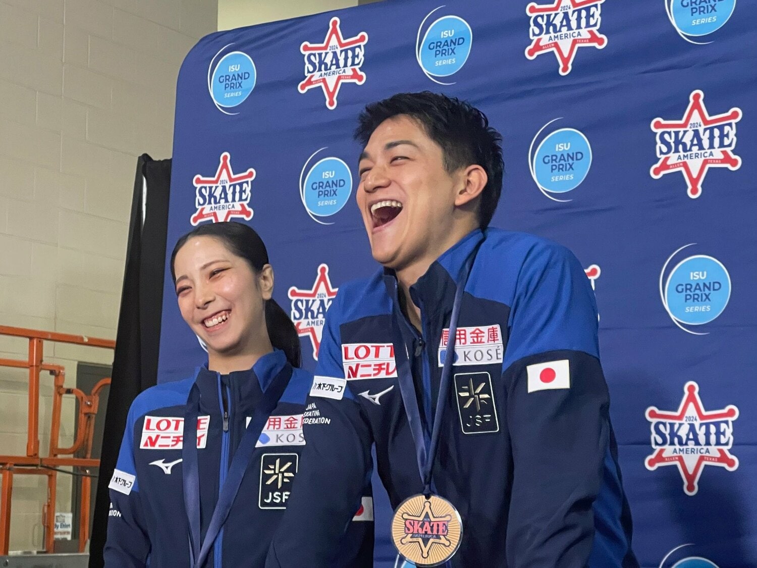 笑顔で取材陣の質問に応じる三浦と木原　©Akiko Tamura