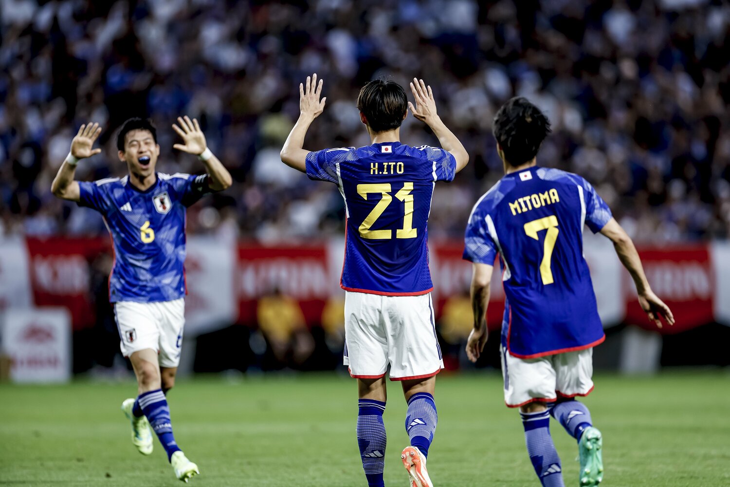 伊藤のゴールを祝福する遠藤と三笘　©Kiichi Matsumoto