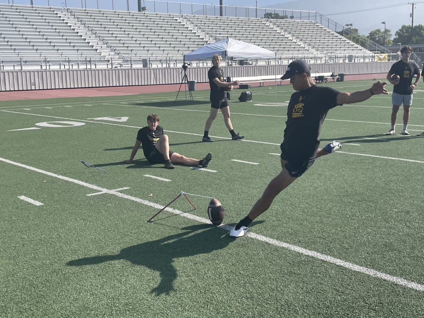 ホッキングカレッジ時代の松澤。学校だけでなく元NFL選手のクリス・ザイラー主催のキャンプなどにも自ら出向いたという／本人提供