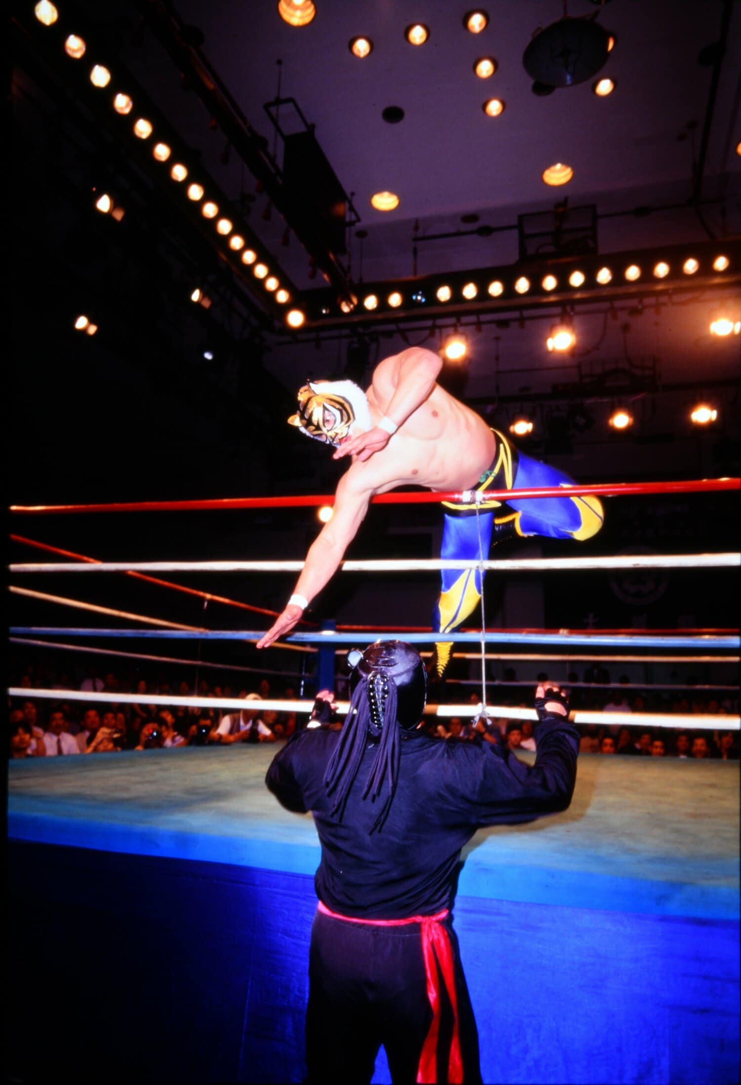 1995年のみちのくプロレス、ザ・グレート・サスケ戦でデビューした4代目タイガーマスク（実際の写真）　©AFLO